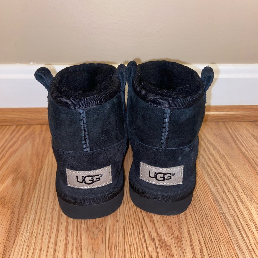 Toddler girl low cut black Ugg’s size 8. Worn a few times, but like new.